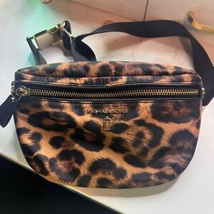 Michael Kors Animal Print Crossbody Bag (Fanny pack)